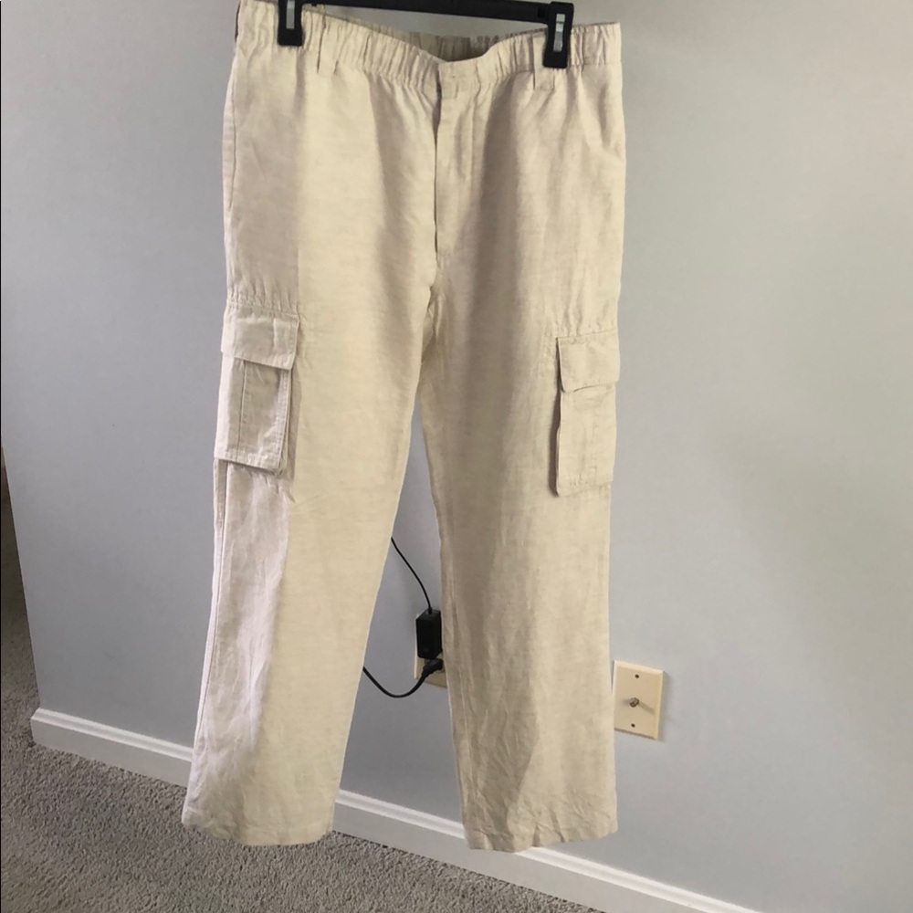 Roundtree & Yorke Cream Cargo man’s pants.Size 34w/30L